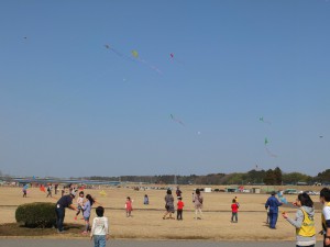 復興の願いを込めて、凧を大空に揚げました。